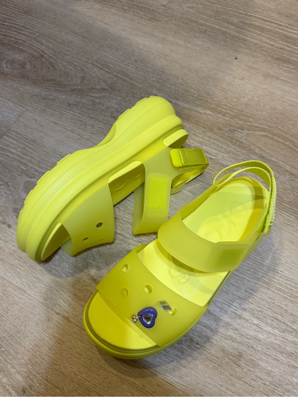 NWOT Soho Y Strap Frosted Sandal Women's 7 with 1 free charm